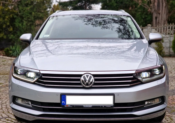 Volkswagen Passat cena 74700 przebieg: 190000, rok produkcji 2019 z Legnica małe 781